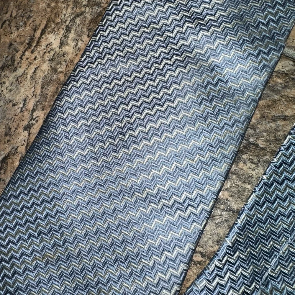 Giorgio Armani Light Blue Zigzag Men's Tie- 100% Silk Seide